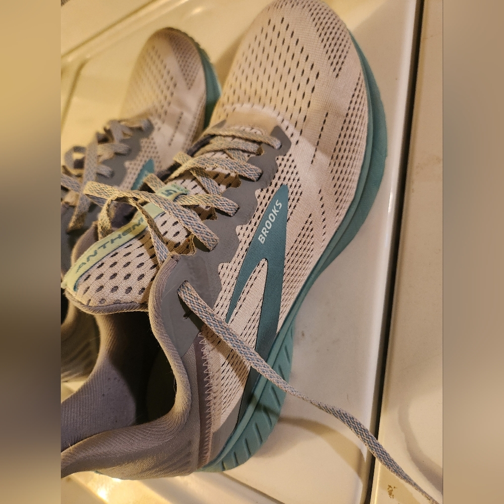 Brooks women shoes